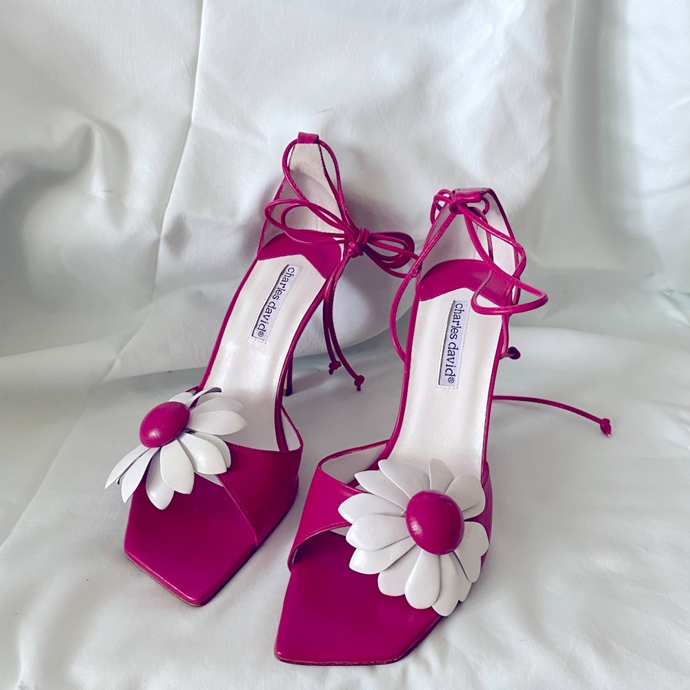 A darling made in Spain open toe heels. Beautiful fuchsia pink.